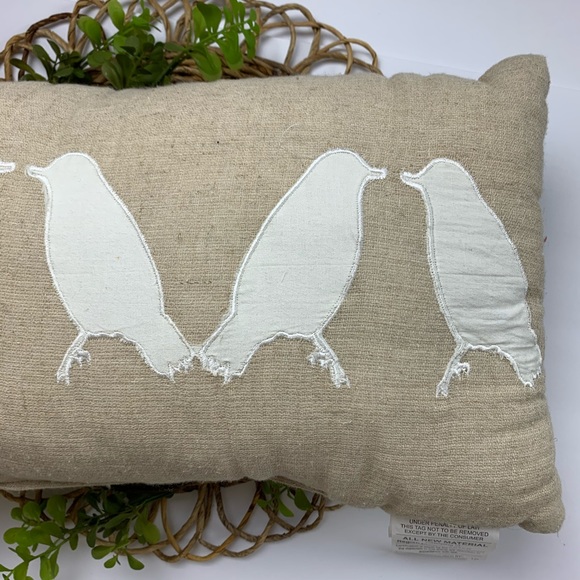 ❌SOLD❌ 5 Birds Farmhouse Lumbar Throw Pillow - Picture 4 of 8